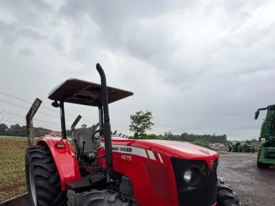 Trator Massey Ferguson 4275, ano 2013
