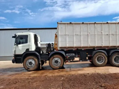 Caminhão Scania P420, ano 2011