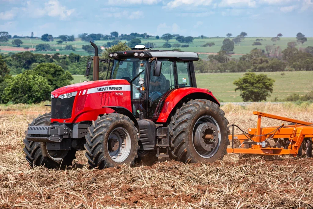 Trator Massey Ferguson trabalhando no campo