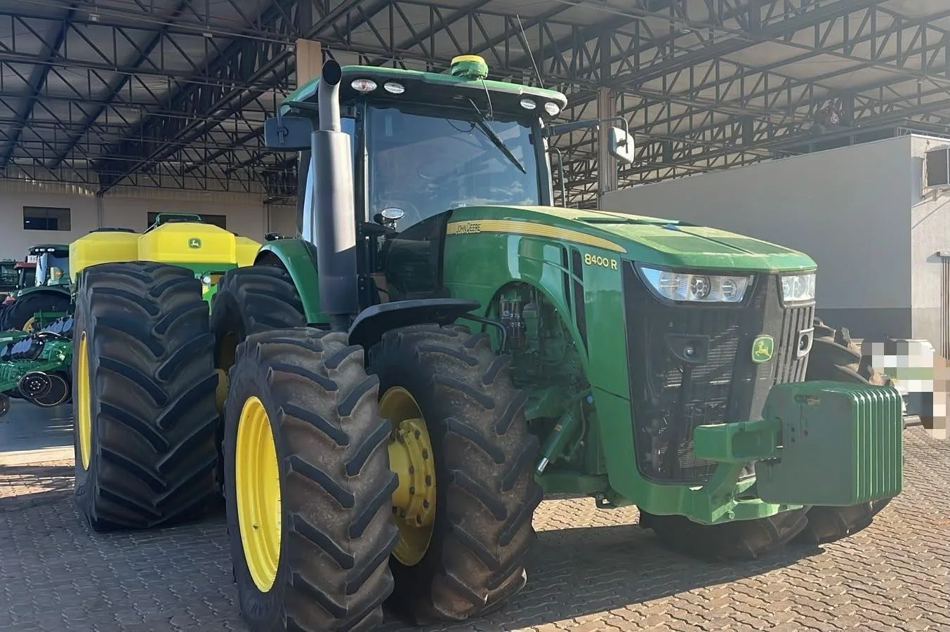 Trator John Deere 8400R visto de frente