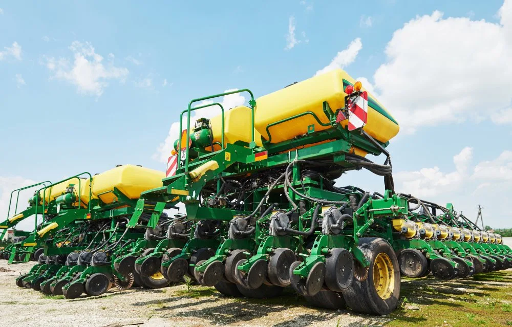 Plantadeira agrícola verde e amarela